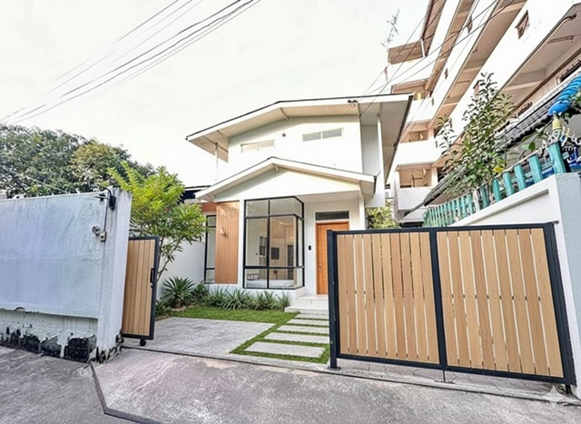 ตลาดอุดมสุข 300 ม รร.นานาชาติเบิร์คลีย์ 1.8 กม. 3 นอน 2 น้ำ . ทางด่วนสุขุมวิท60-68  BTSอุดมสุข 500ม. ให้เช่าบ้านเดี่ยว 2 ชั้น  52ตร.วา.