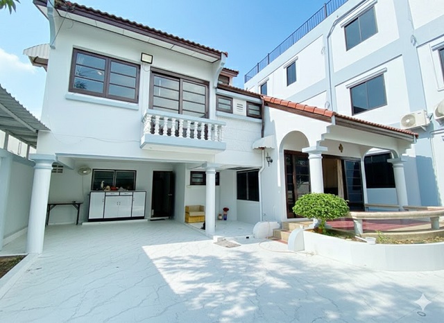 ให้เช่าคฤหาสน์ 2 ชั้น4 นอน100 ตร.วา. BTSอ่อนนุช 1.8กม. ARL หัวหมาก 3 กม. ใหม่ 300 ตร.ม.อ่อนนุช13-19 ฟังก์ชันครบ  4 น้ำ เฟอร์ฯพร้อมอยู่