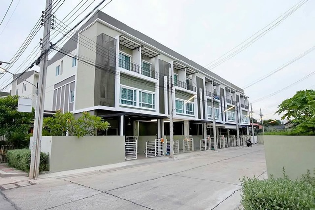 เตรียมน้อม ม.นิด้า 2.5 กม. 3 นอน  ให้เช่าทาวน์เฮาส์หรู 3 ชั้น จัดเต็มเฟอร์ฯ 19 ตร.วา. 229ตร.ม. รามคำแหง140-146 เดอะพาซิโอ ทาวน์ 1.1 กม.