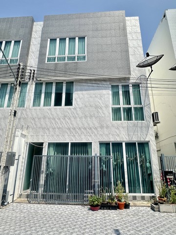 ทาวน์โฮมหรือสำนักงานให้เช่า ใกล้อมตะนครชลบุรี หรูสไตล์luxury