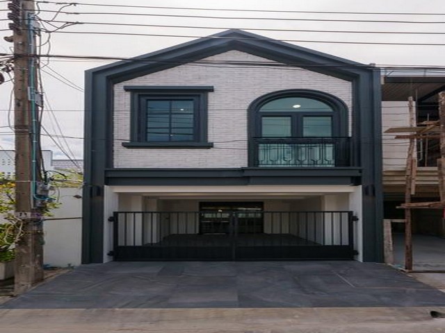 ขายทาวน์เฮ้าส์ 2 ชั้น ซอยปรีดีพนมยงค์ 42 หมู่บ้าน คลองตันนิเวศน์ บ้านหันทิศเหนือ