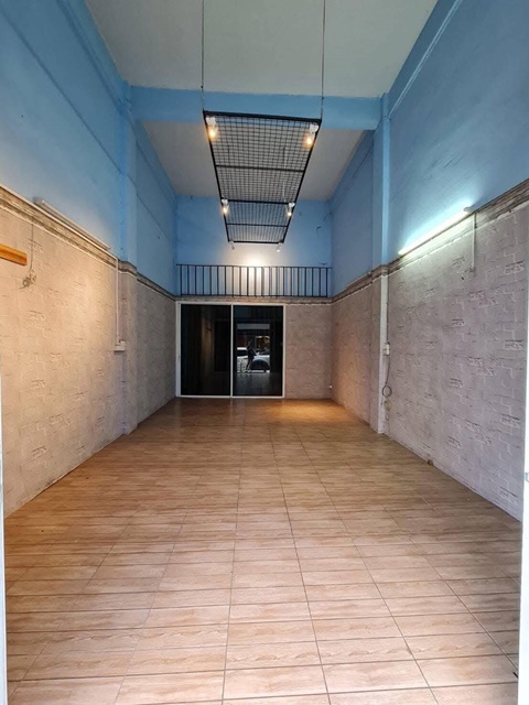 ให้เช่าอาคารพาณิชย์ 3.5 ชั้น 3 MRT หลักสอง 2.9 กม.บิ๊กซี เพชรเกษม 500 ม.3นอน 2 น้ำ 18 ตร.วา.230 ตร.ม. ด้านหน้ากั้นกระจก รร.อนุบาลเด่นหล้า