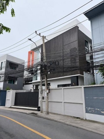 HR 10351 ให้เช่าบ้านเดี่ยว 3 ชั้น สุทธิสาร ห้วยขวาง ใกล้ MRT สุทธิสาร เหมาะทำโฮมออฟฟิศ และอยู่อาศัย
