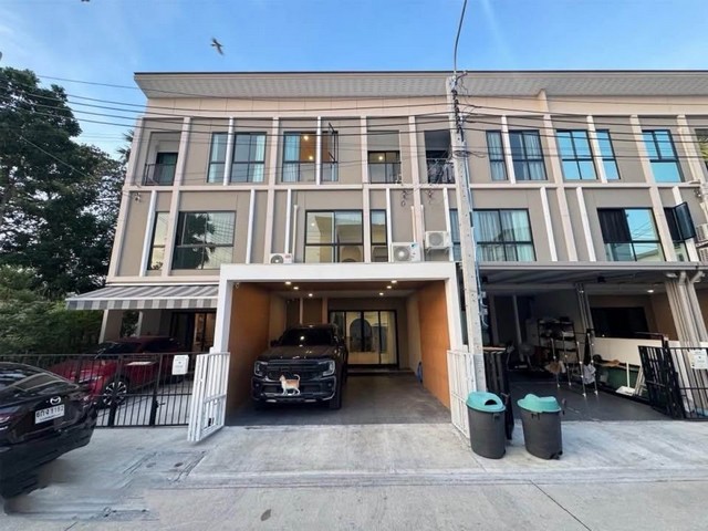 ให้เช่าทาวน์โฮม 3 ชั้น 191 ตรม. Patio ศรีนครินทร์-พระราม9 (กรุงเทพกรีฑา) แต่งสวยเฟอร์พร้อมอยู่ หน้าบ้านไม่ชนใคร